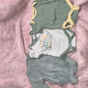 GREEN 0-3 MONTH ONESIE